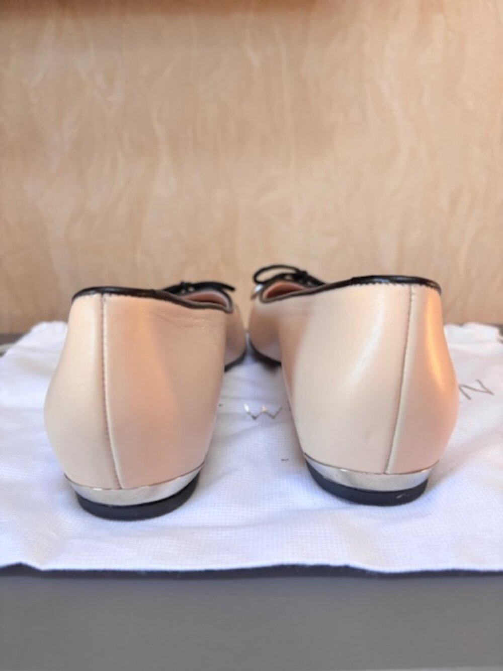 Stuart Weitzman Sparkly Pointed Toe Flats with bow Size 7.5 - Picture 7 of 10